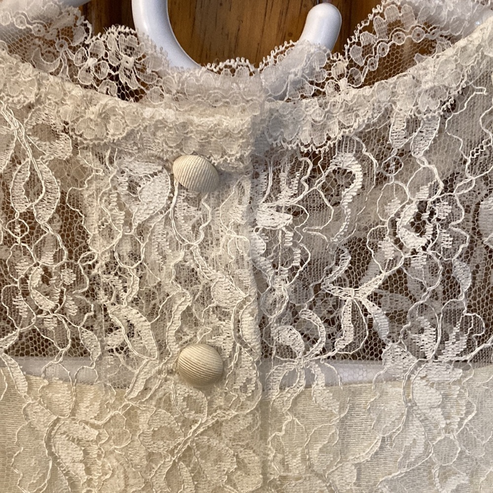 Handmade 1960’s Wedding gown. Mint condition. Worn 1 time. No stains or flaws. - Picture 8 of 16